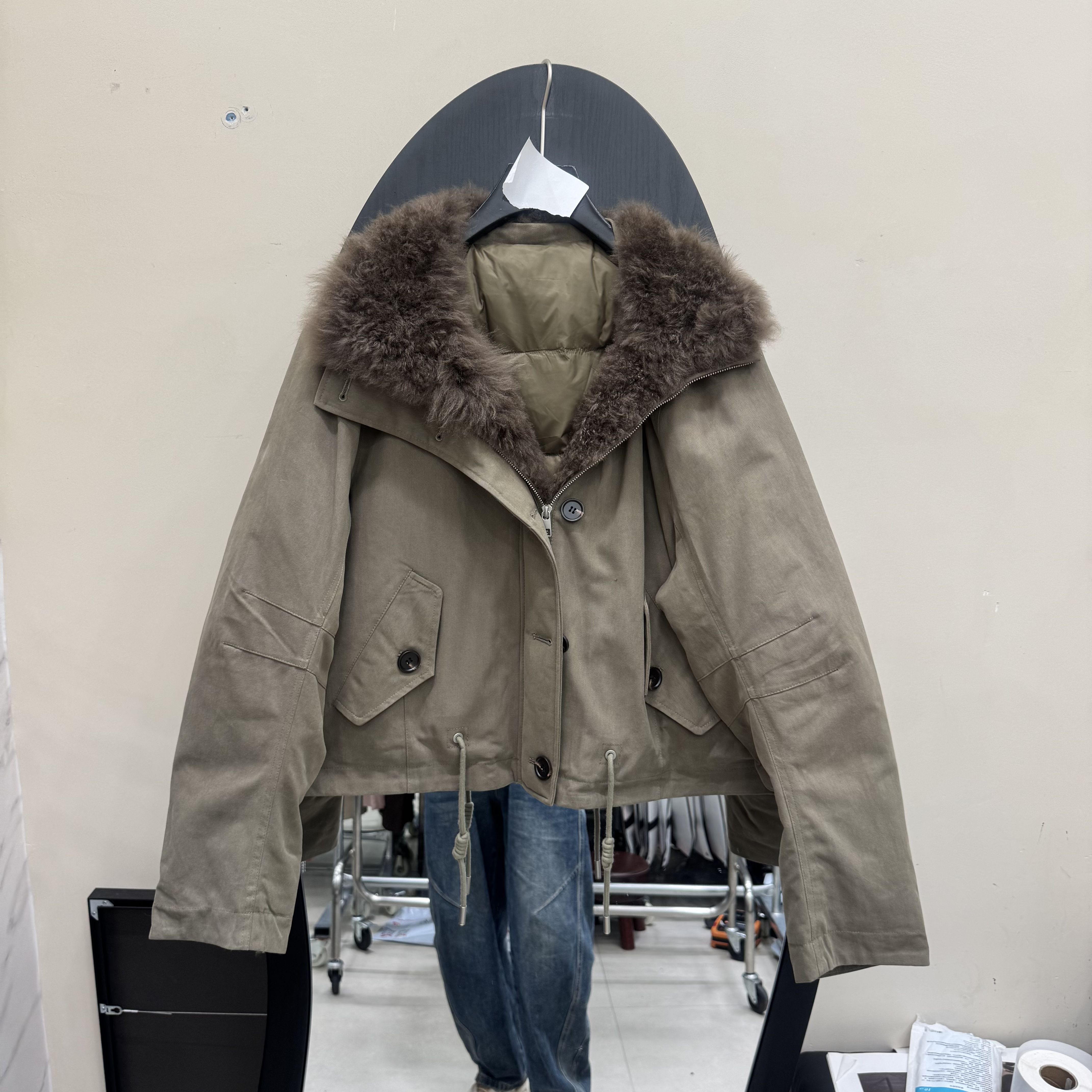 欧洲站2025冬新款毛领派克羽绒服女短款军绿色连帽抽绳外套66075