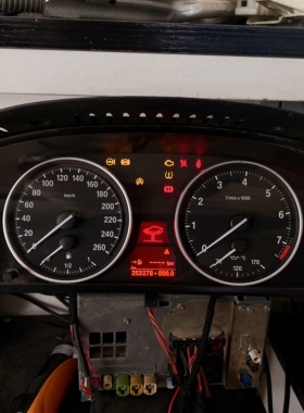 适用宝马5系E90e60仪表显示屏520i325li里程X5E70液晶器e71屏幕