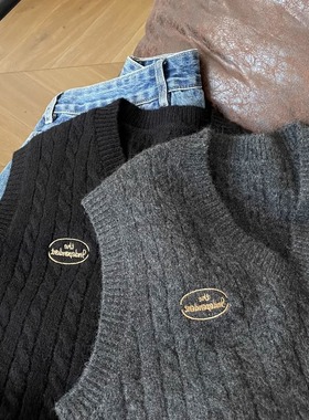 灰色学院风v领针织毛衣马甲女秋冬2025新款内搭叠穿外搭短款背心