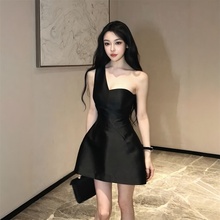 法式赫本风黑色抹胸单肩连衣裙女夏季新款高级感气质修身显瘦短裙