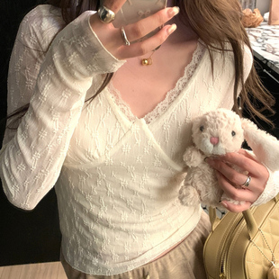 显瘦内搭气质上衣 辣妹纯欲风蕾丝拼接v领长袖 打底衫 女秋冬季 修身