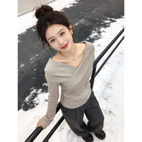 百搭交叉V领灰卡其春季新款女毛