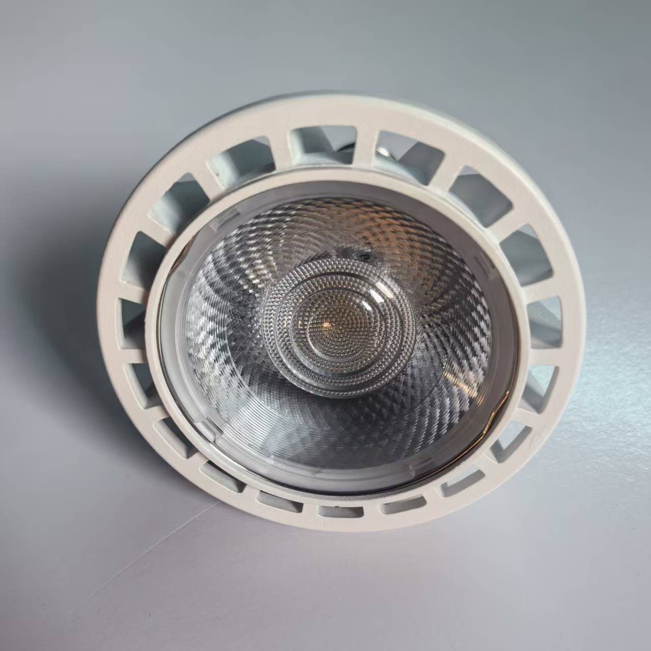 P30帕灯灯泡28W40WE27螺口COB暖光LED轨道射灯15度30度灯