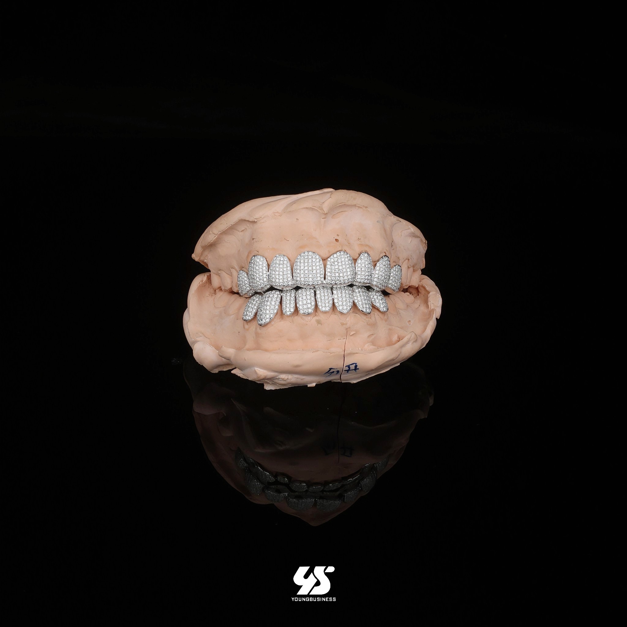 私人定制牙套grillz 上八下八整口纯银镶嵌莫桑钻 手工雕蜡露牙龈