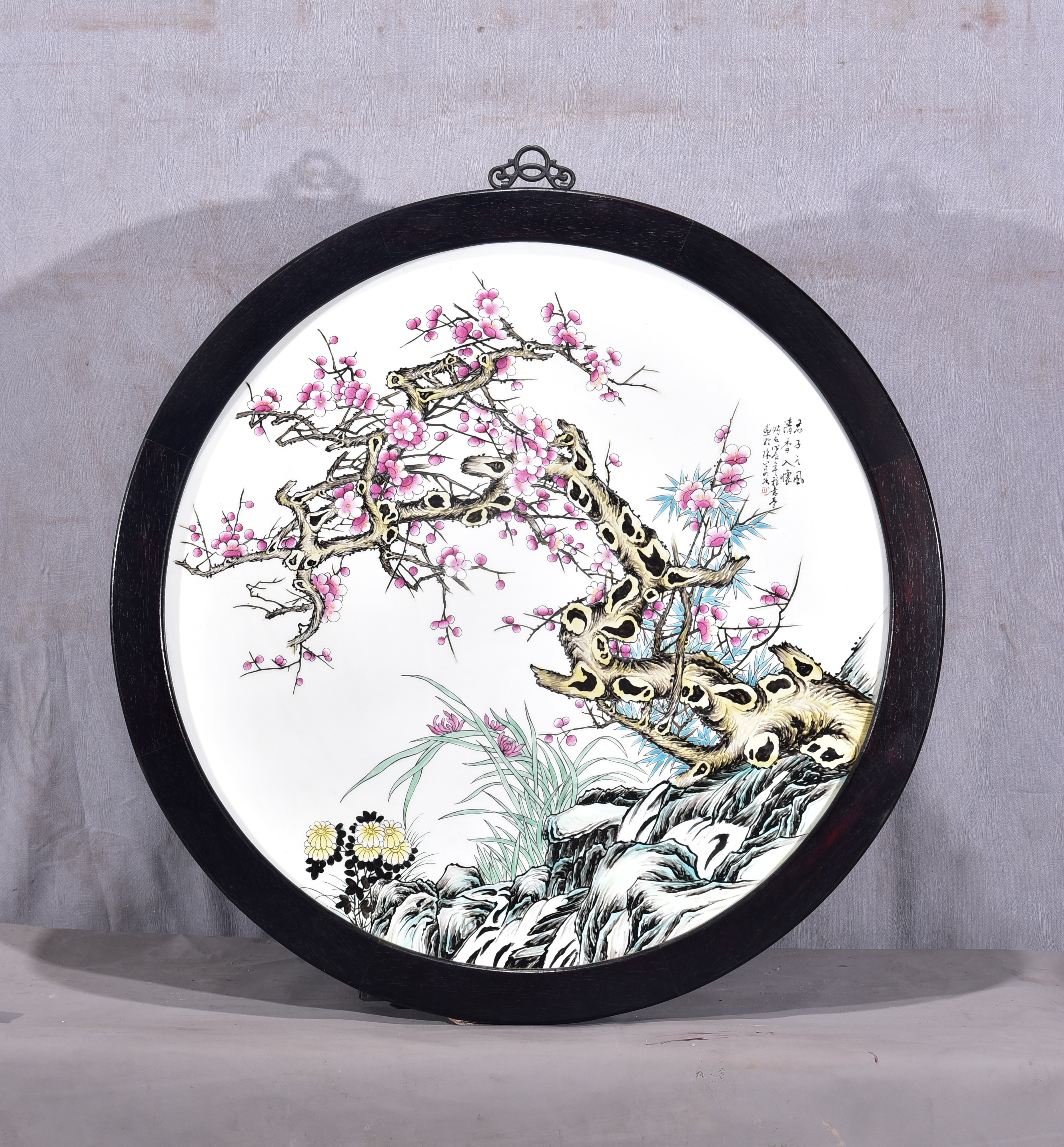 老件木框镶手绘粉彩花鸟瓷板画君子之风清香入怀圆形大挂屏挂板