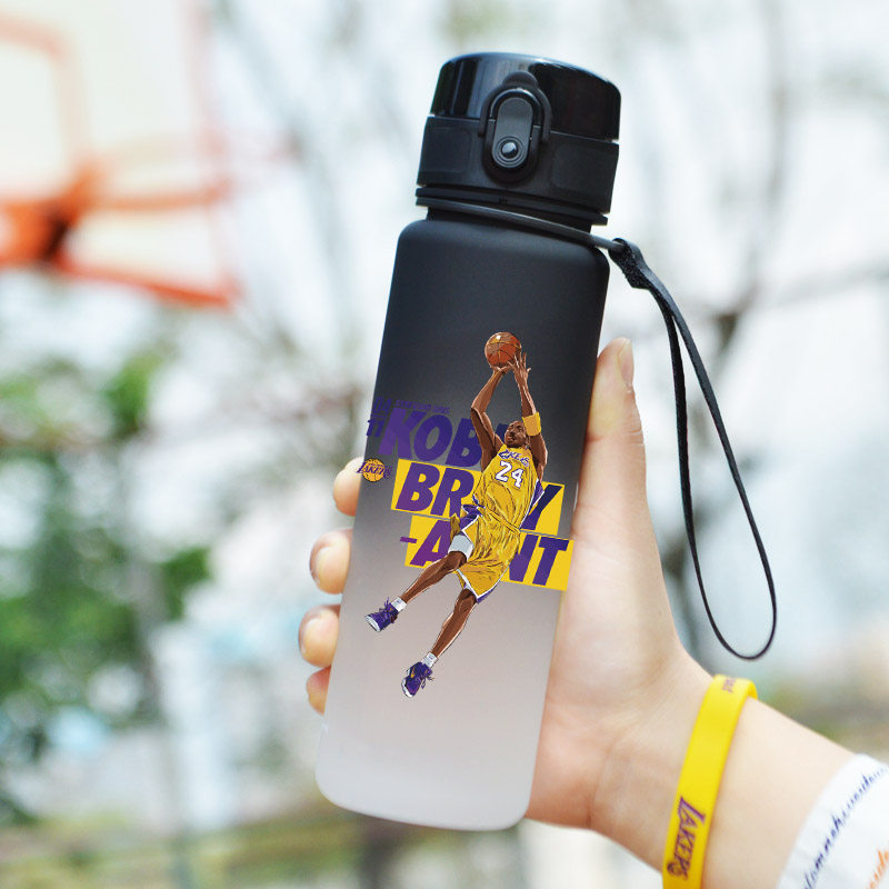 定制科比詹姆斯库里欧文篮球运动水杯男孩学生便携大容量户外水壶