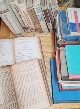 复古老书外文老旧书咖吧酒吧陈列古董书装饰书泛黄摄影道具书古旧