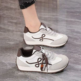 皮面厚底德训鞋女款2025新款冬季防滑薄款增高轻便休闲平底板鞋