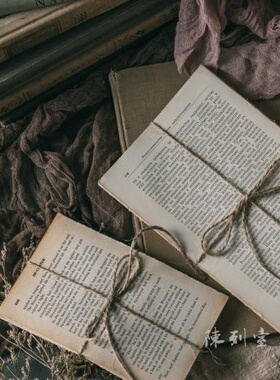 复古摆件发黄英文书页背景装饰旧物背景老旧英文老书页拍照道具