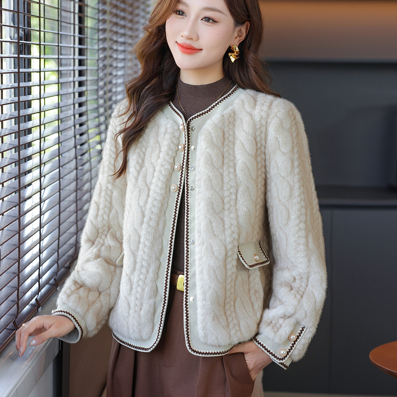 小香风皮毛一体短款外套女冬装皮草2025新款中年妈妈装水貂绒上衣