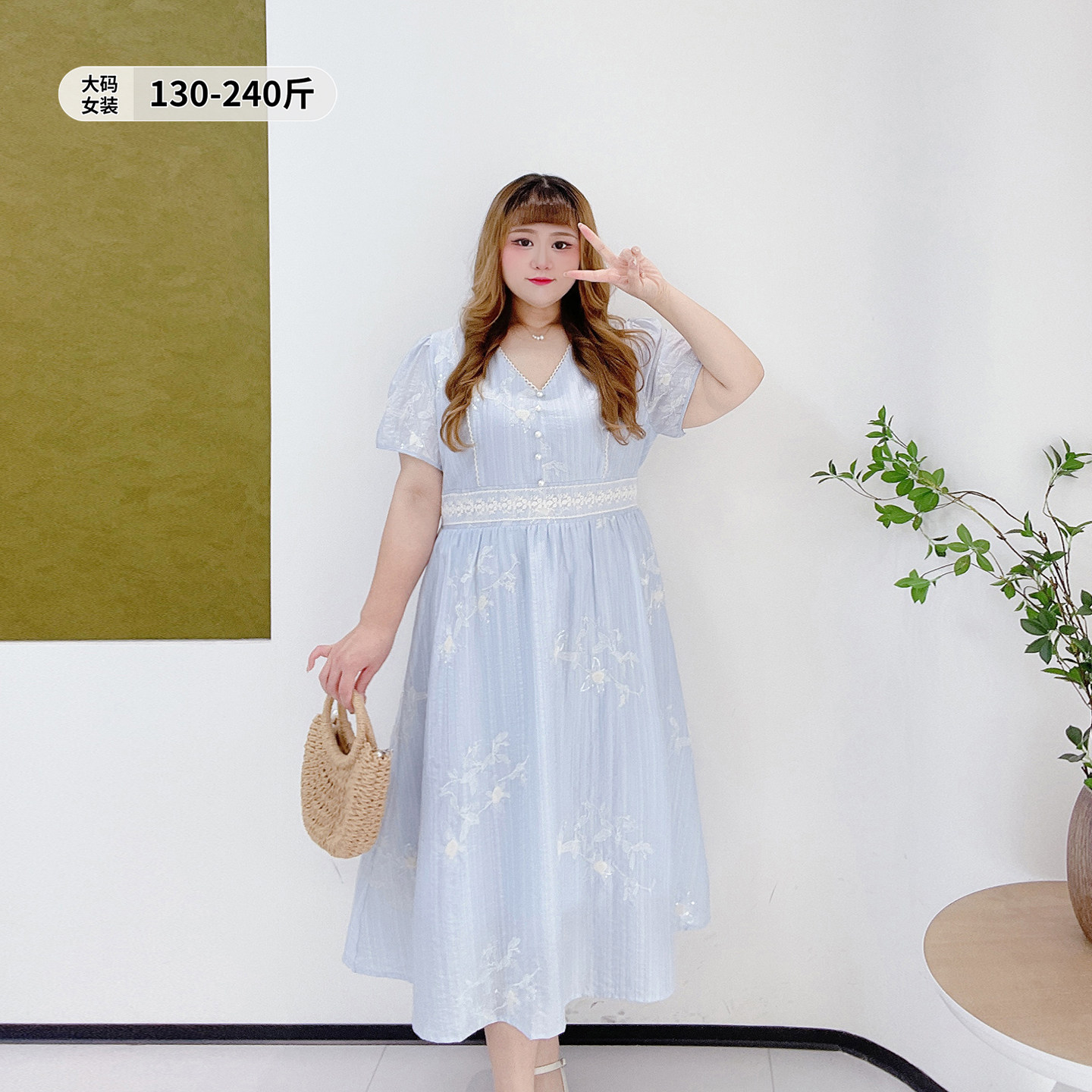 重工刺绣亮片长裙胖莹莹大码女装胖mm夏肌理感气质收腰v领连衣裙,女装/女士精品,大码连衣裙,淘宝优惠券,粉丝福利购,淘宝优惠卷