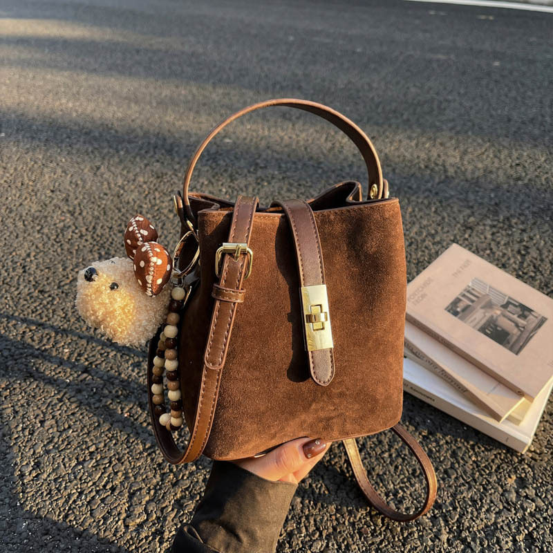 高级感复古磨砂手提水桶包包女2026新款小众通勤单肩包休闲斜挎包,箱包皮具/热销女包/男包,单肩包,淘宝优惠券,粉丝福利购,淘宝优惠卷