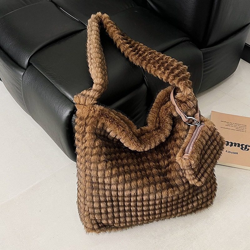 2025秋冬新款毛绒编织单肩包女高级感软糯斜挎包时尚通勤托特包女,箱包皮具/热销女包/男包,单肩包,淘宝优惠券,粉丝福利购,淘宝优惠卷