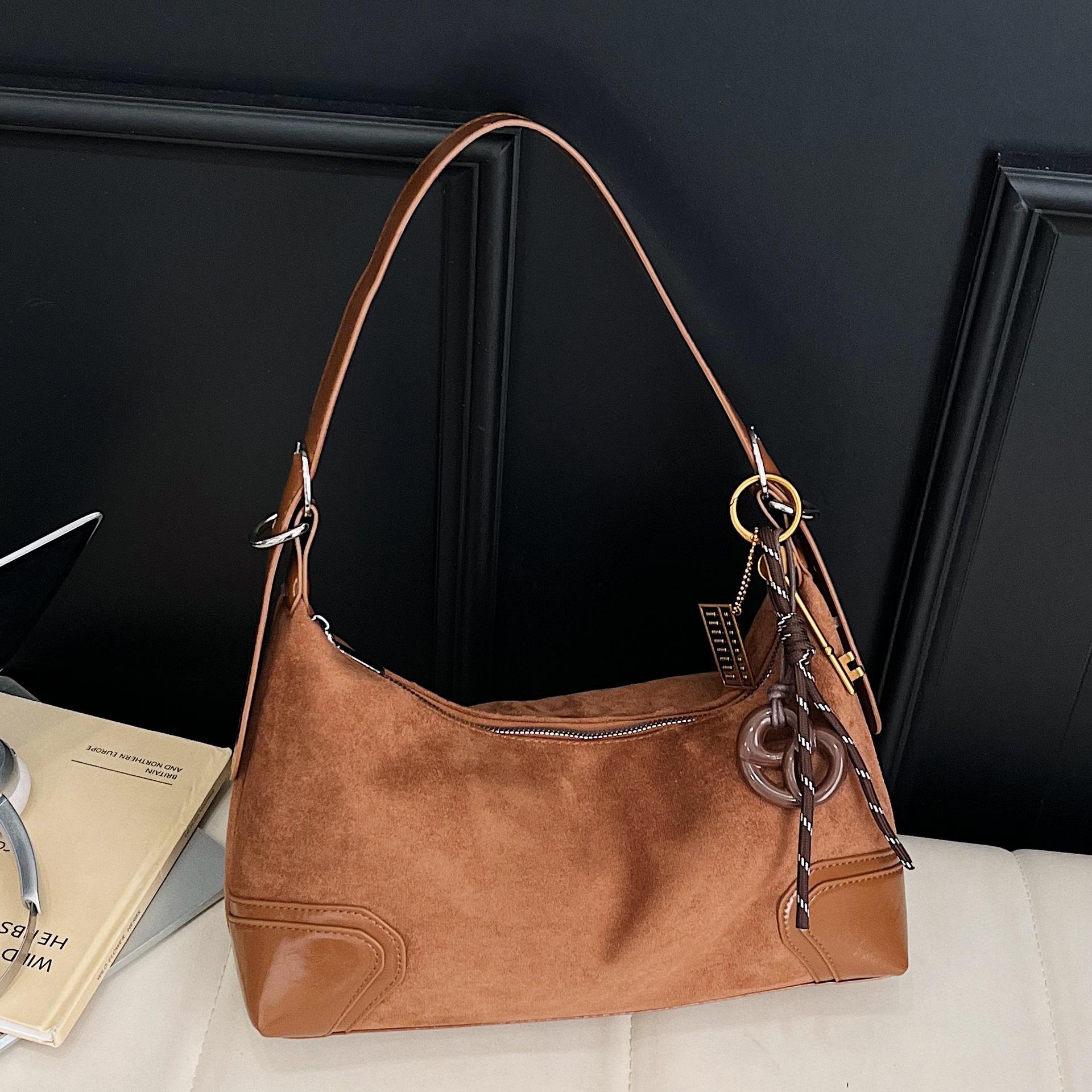 2025冬季新款休闲磨砂斜挎