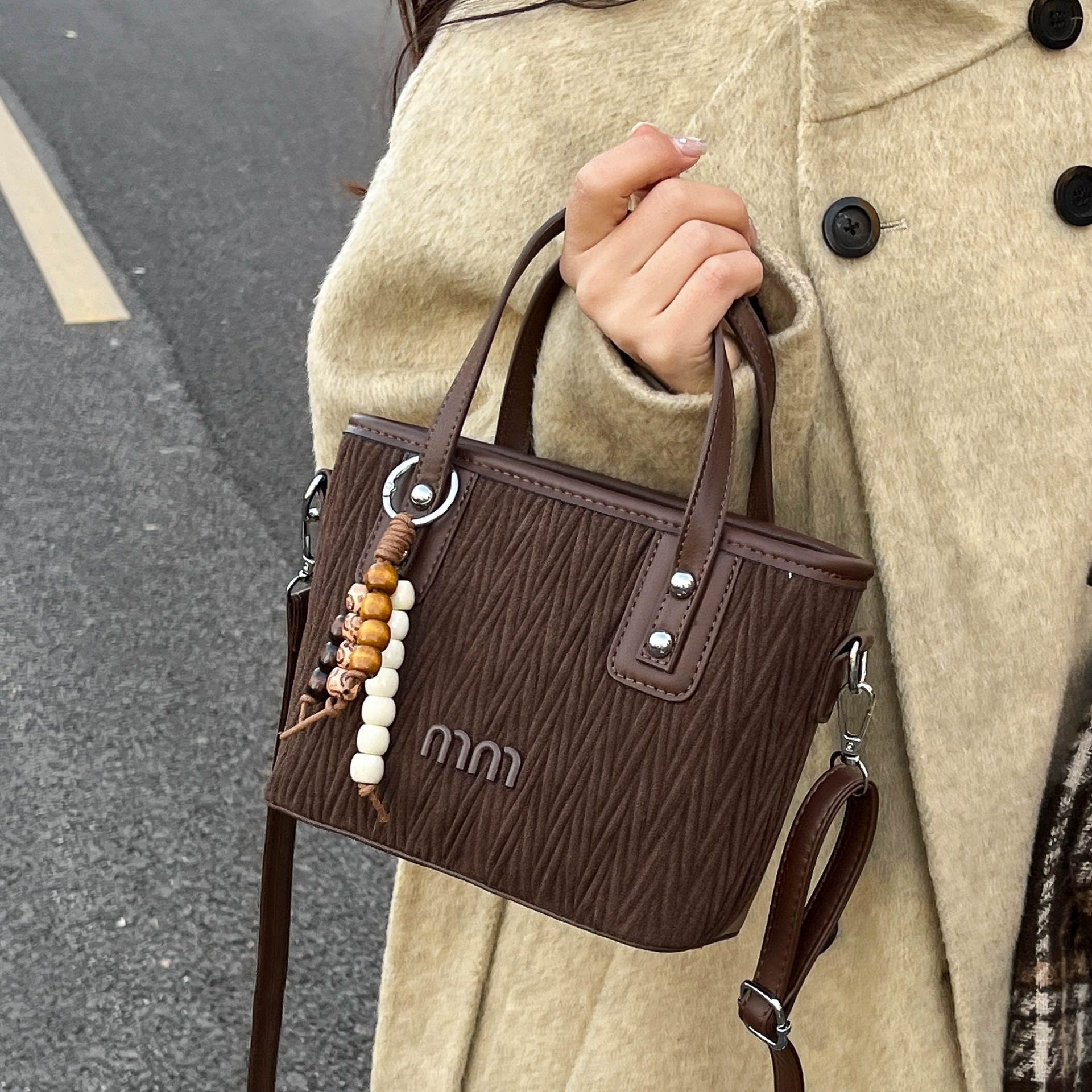 高级质感复古褶皱包包女士2026新款百搭斜挎包时尚超火手提水桶包,箱包皮具/热销女包/男包,单肩包,淘宝优惠券,粉丝福利购,淘宝优惠卷