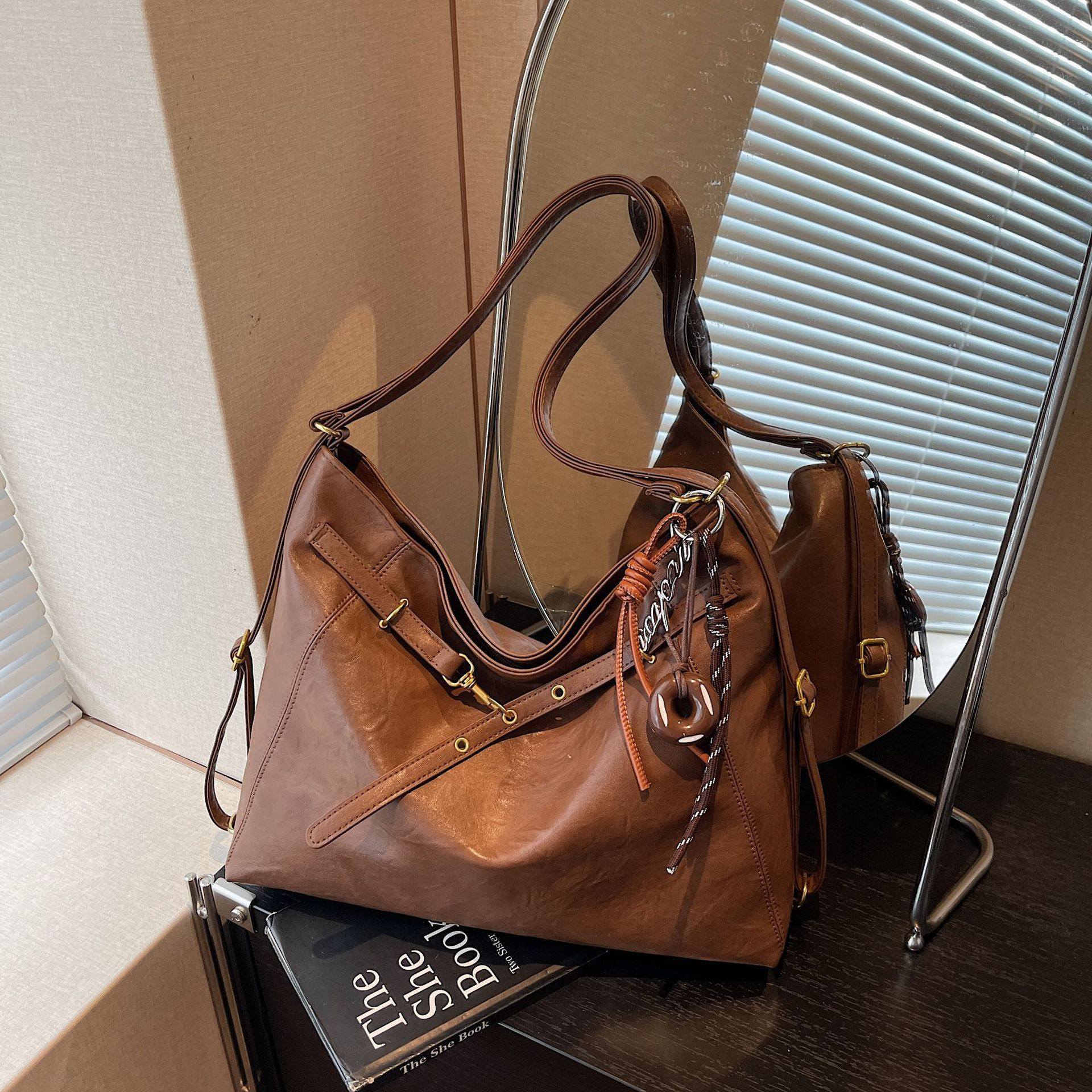 小众潮流休闲双肩背包2026新款复古时尚单肩斜跨通勤大容量托特包,箱包皮具/热销女包/男包,单肩包,淘宝优惠券,粉丝福利购,淘宝优惠卷