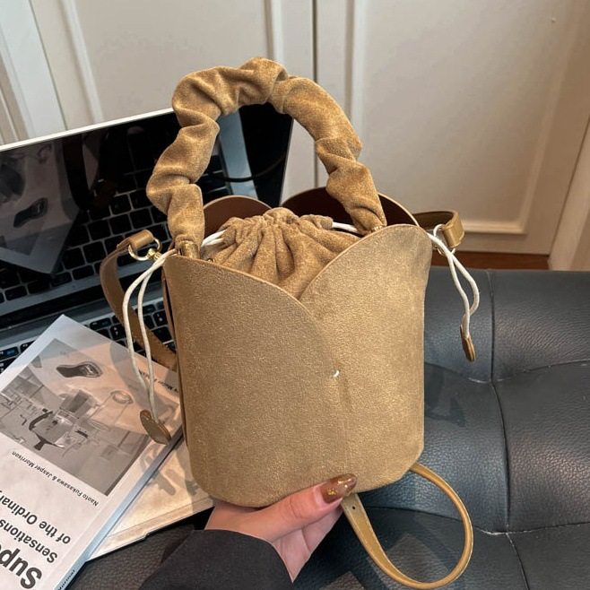 高级感小众手提水桶小包包女2026新款花瓣设计轻奢休闲单肩斜挎包,箱包皮具/热销女包/男包,单肩包,淘宝优惠券,粉丝福利购,淘宝优惠卷