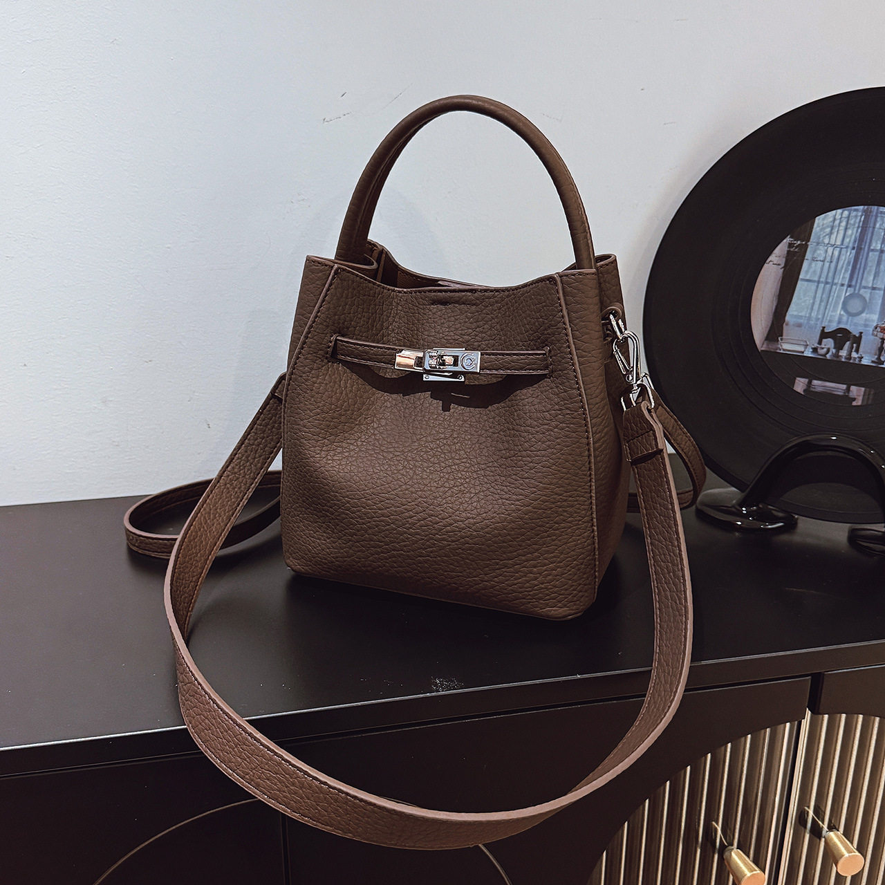 2025新款时尚百搭单肩包斜挎包高级感小众设计手提包水桶包菜篮子,箱包皮具/热销女包/男包,单肩包,淘宝优惠券,粉丝福利购,淘宝优惠卷