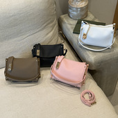 手提枕头包 百搭休闲斜挎包超火爆款 高级感小众包包女2026新款 春季