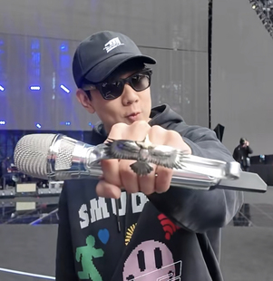 老林俊杰JJ20演唱会周边同款圣剑话筒麦克风背书包挂件装饰钥匙扣