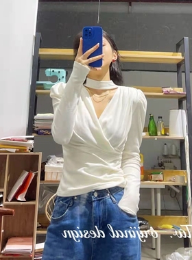 TW2022年交叉V领T恤女挂脖春秋季打底衫女内搭显瘦长袖泡泡袖上衣
