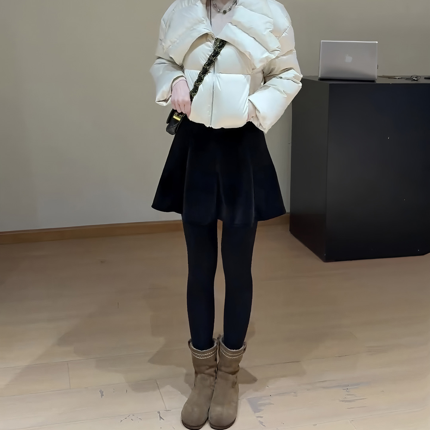 黑色丝绒短裙女2025冬季流行新款时尚气质减龄百搭高腰显瘦半身裙