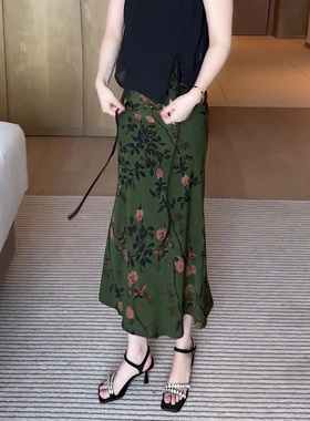 绿色印花半身裙女2025新款夏季梨形身材显瘦风情万种a字包臀裙子