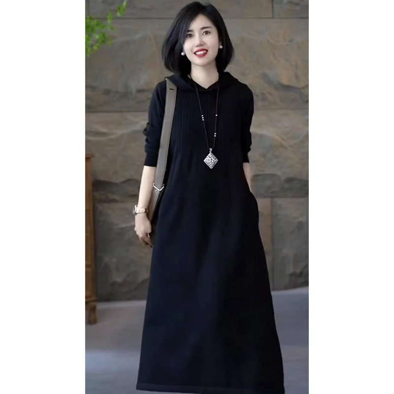 2025新款黑色针织连衣裙女秋冬气质显瘦轻奢高级感搭配大衣的裙子