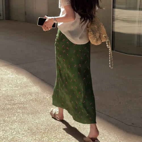 绿色小碎花半身裙女2026夏季流行新款高级感时尚好看百搭a字裙子