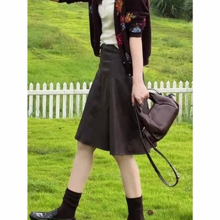 美拉德咖色皮裙女2026秋季流行新款高腰显瘦简约宽松百搭半身裙子