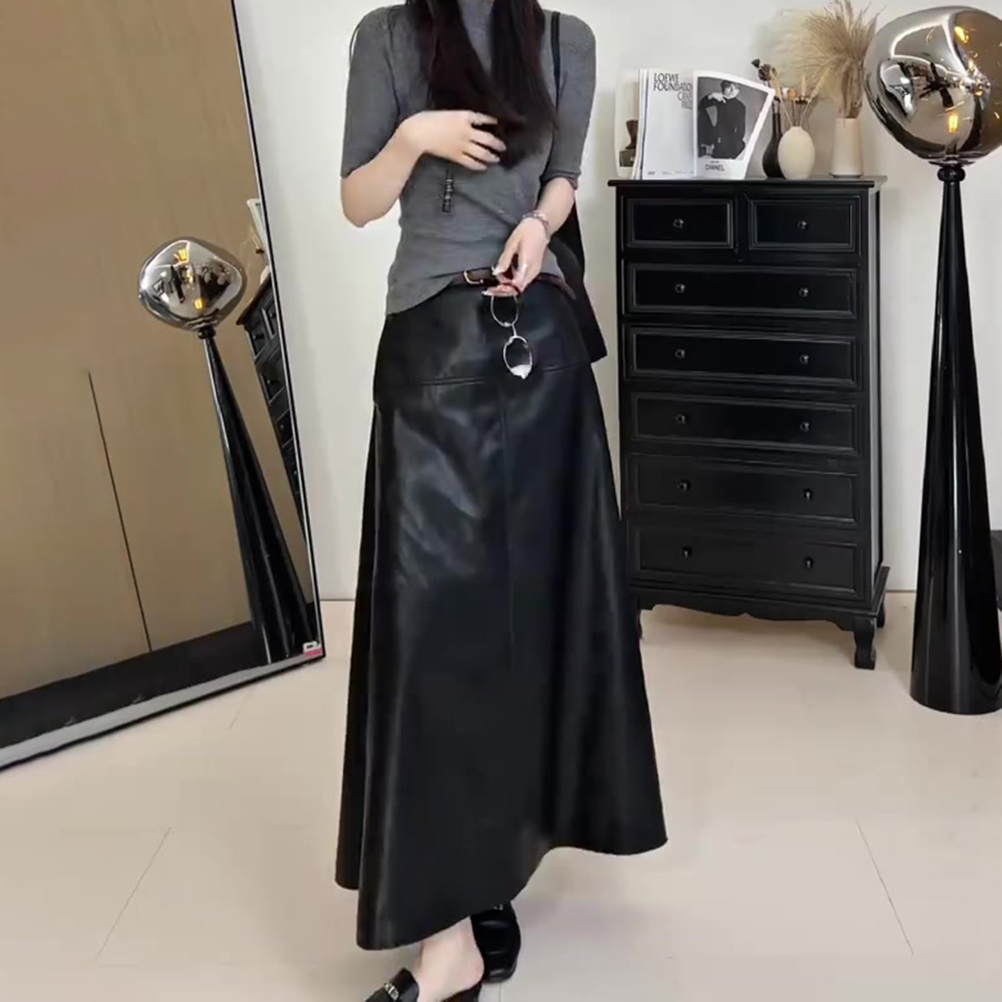 高级感黑色半身裙女2025秋冬流行新款高腰简约宽松时尚百搭a字裙