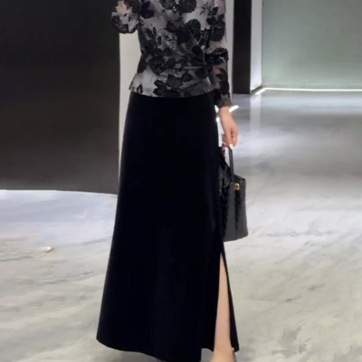 黑色开叉丝绒半身裙女2025秋季流行新款高腰显瘦简约气质百搭半裙