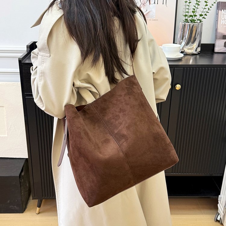 2025新款秋冬高级质感磨砂皮女包水桶包托特包大容量包包通勤百搭