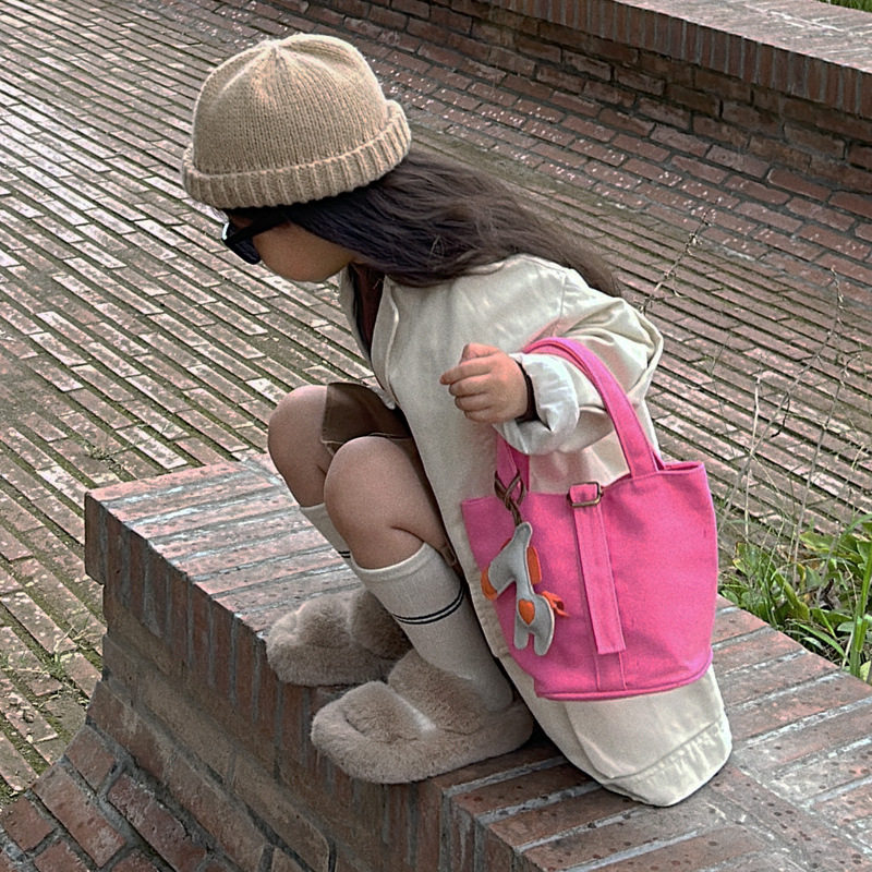 小马挂饰洋气小女孩外出手提包2026新款手拎包女童宝宝手提水桶包