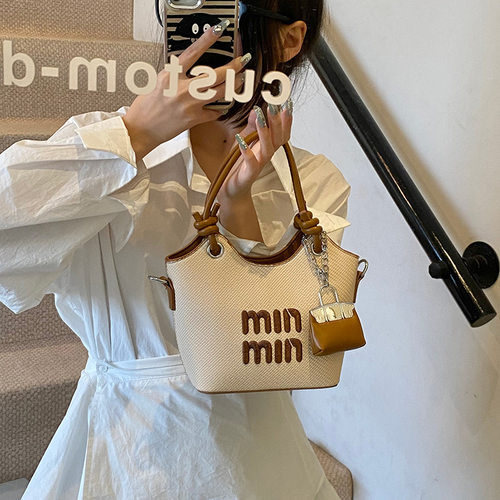 外贸手拎水桶包包女2026新款简约刺绣字母手提包通勤单肩斜挎包