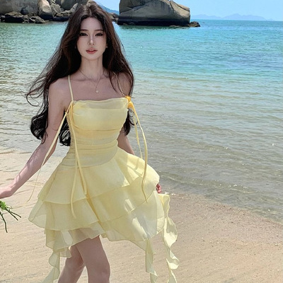 海边度假风连衣裙2025新款甜妹温柔黄色吊带裙露背不规则短裙子女