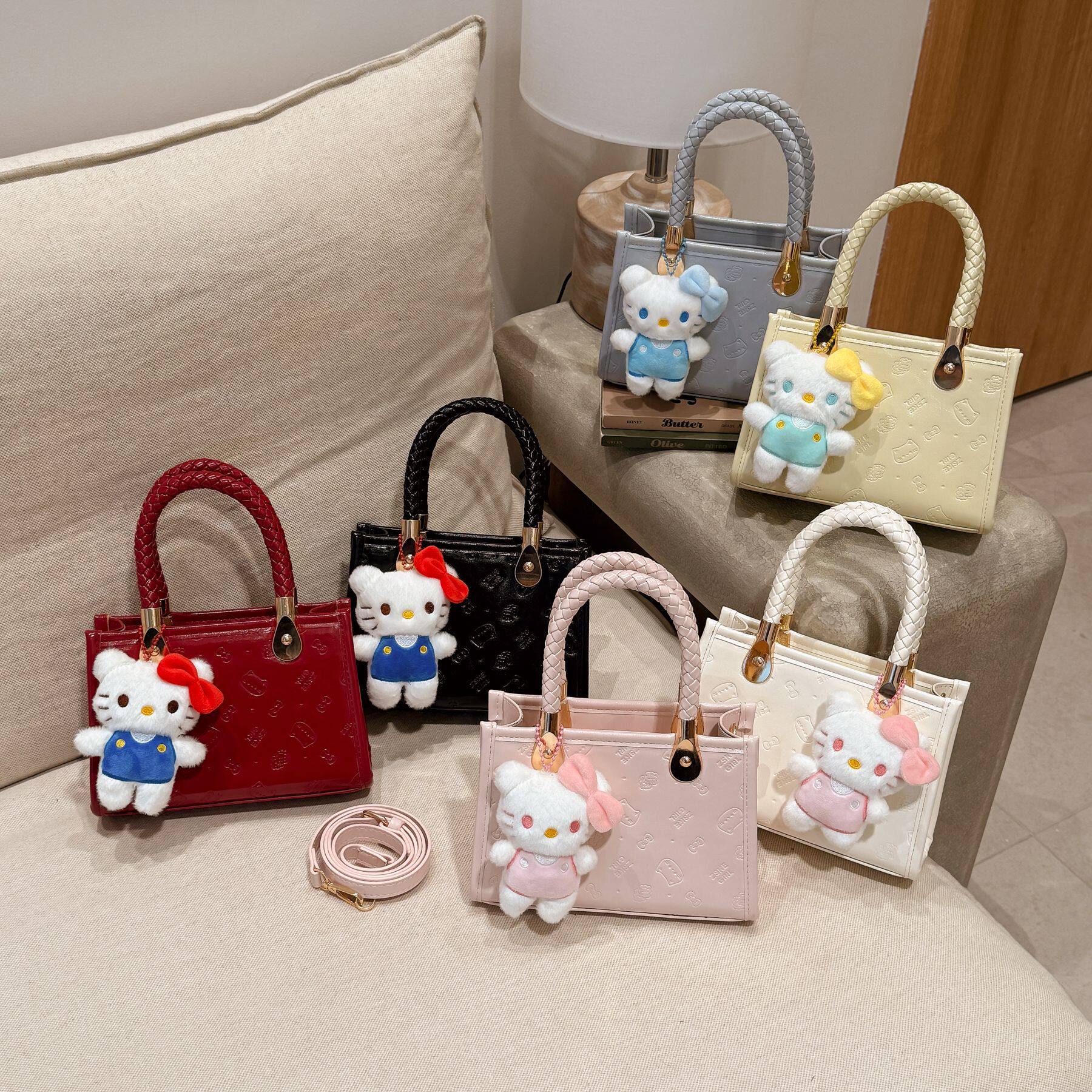 高级感小众包包女式2026新款春夏季时尚压花斜挎包超火手提小方包