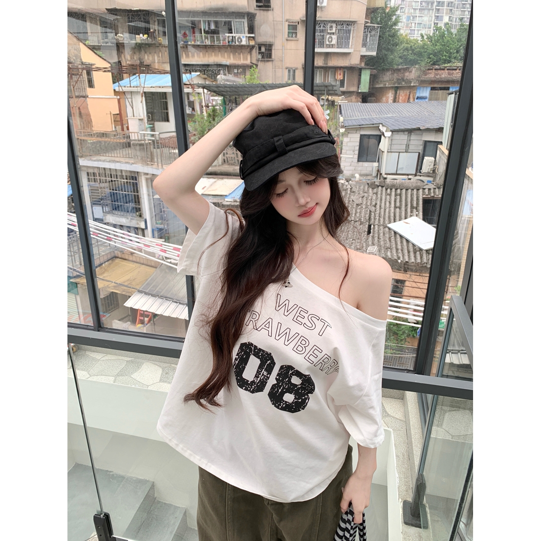 斜肩短袖T恤女美式复古白色字母印花夏季设计感小众露肩宽松上衣