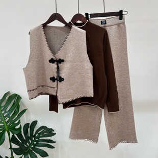 秋季新中式妈妈装三件套国风新款针织衫马甲中老年气质直筒裤套装