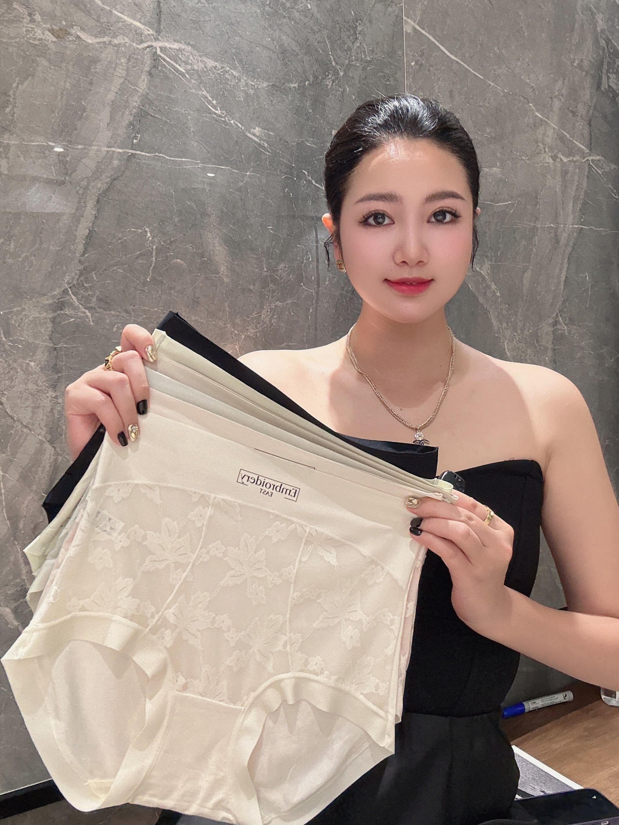 超柔软全包臀女款无痕三角内裤