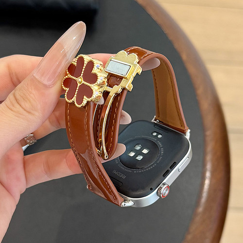 适用华为fit5/4亮面漆皮四叶草金属磁吸女款真皮watch4/5pro腕带