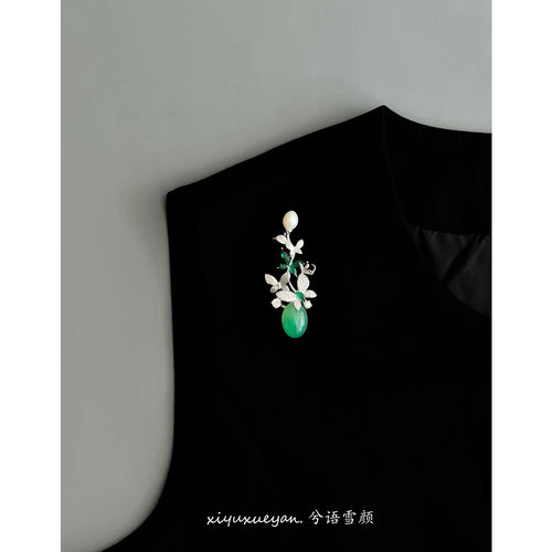 轻奢翠蝶衔珠绿玉髓胸针