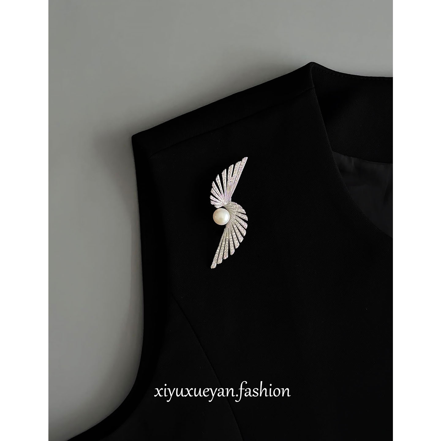 日本M家同款卷羽胸针高档精致