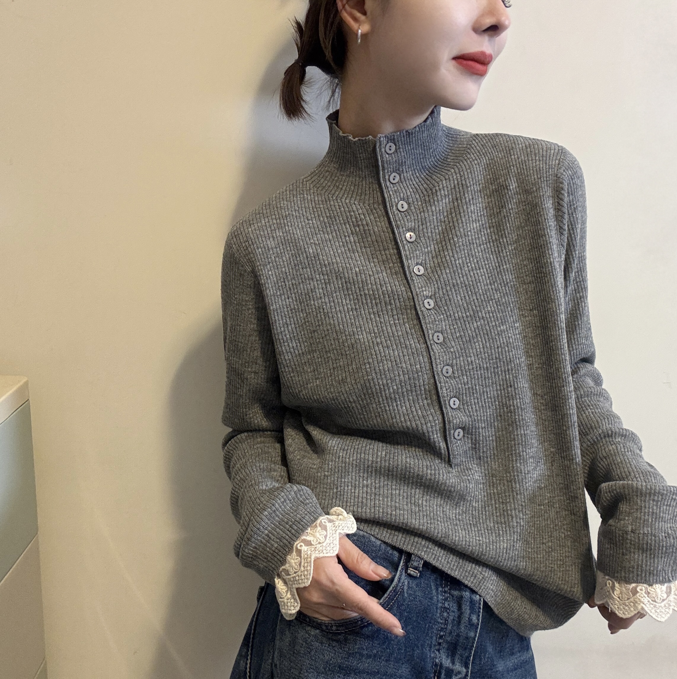 半高领蕾丝花边袖细坑条针织衫