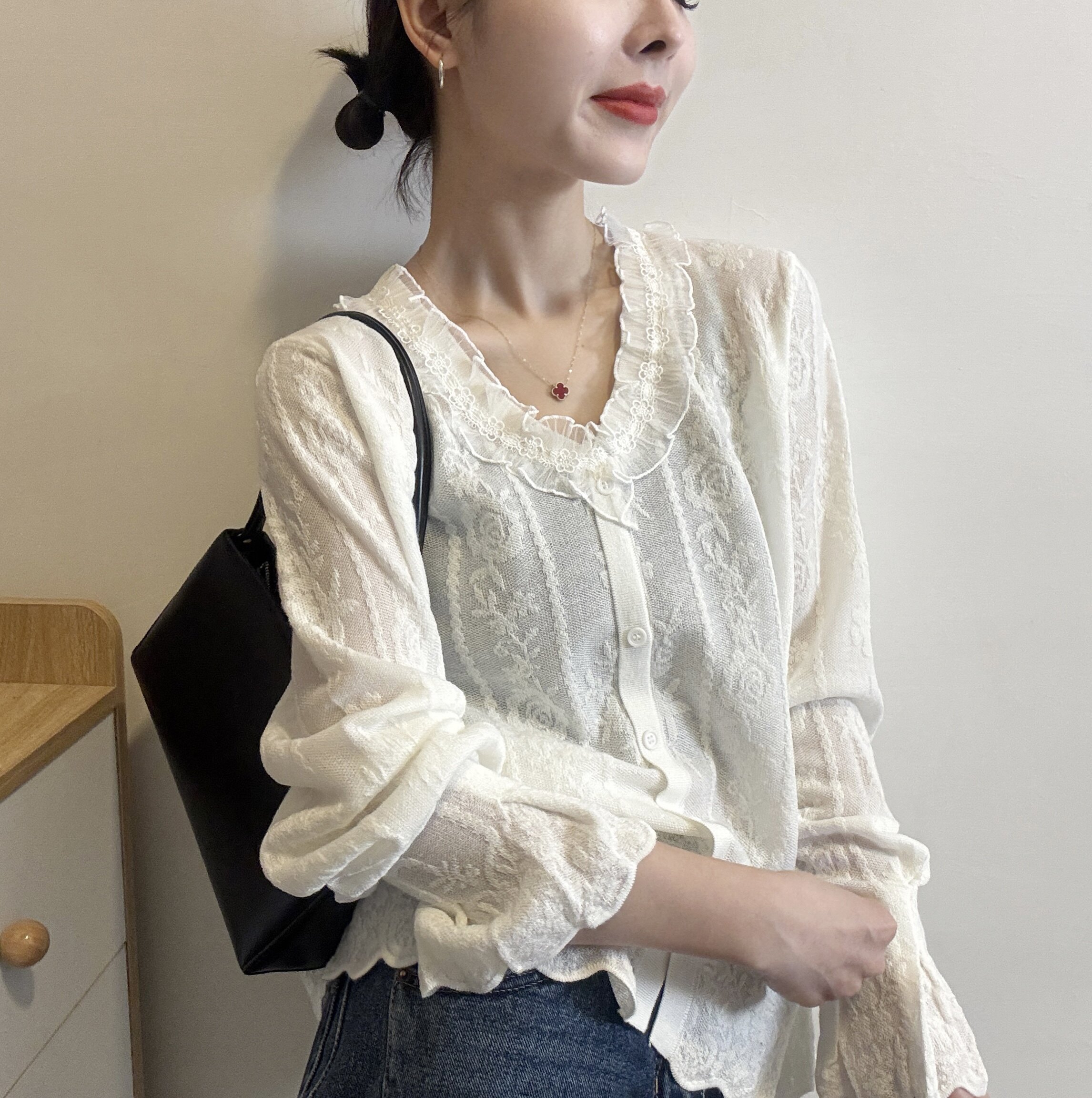 春季法式温柔风V领蕾丝花边排扣针织开衫女白色气质百搭简约毛衣