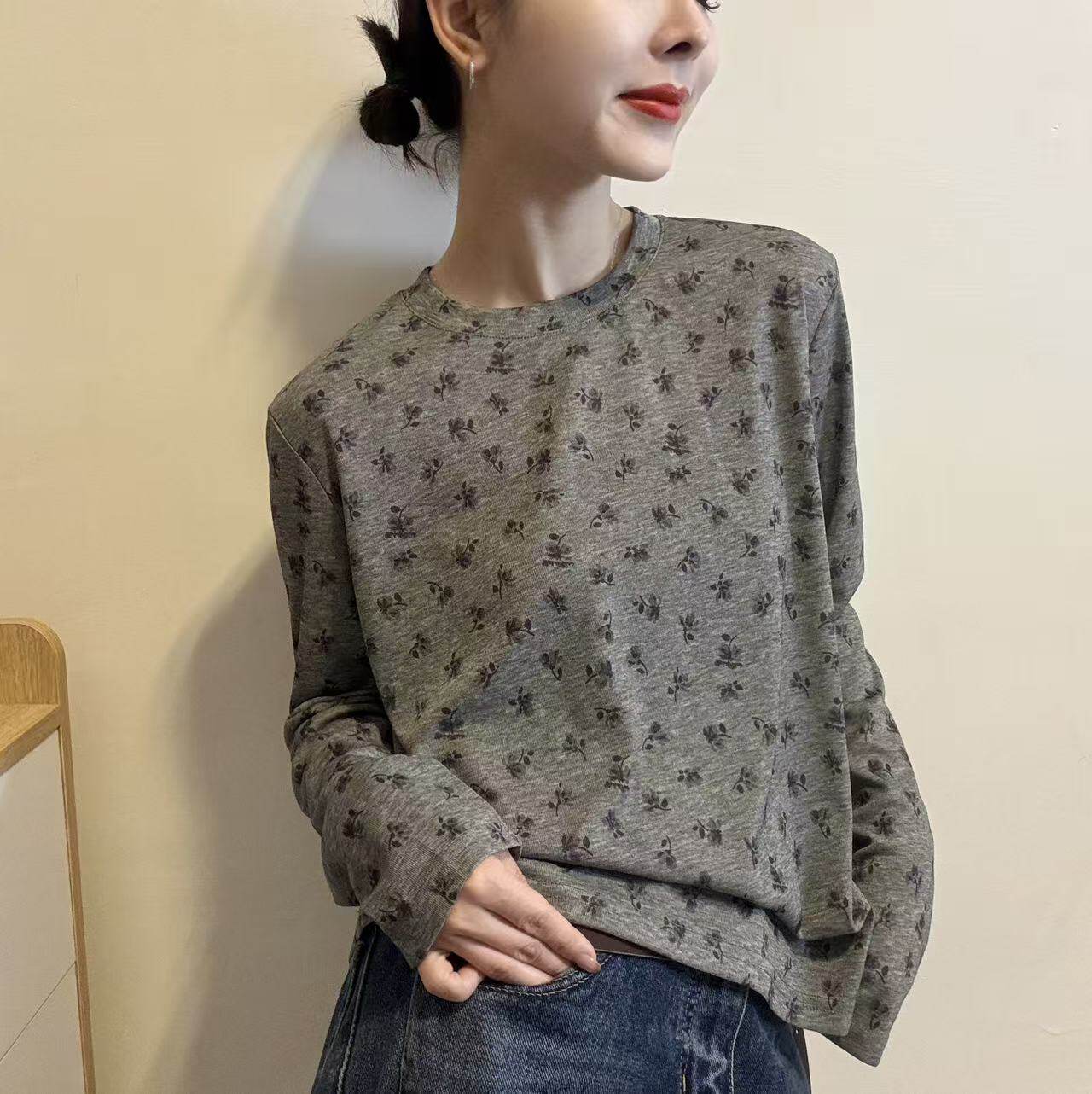 2026春夏新款时尚休闲风花朵碎花圆领长袖T恤女宽松显瘦百搭上衣