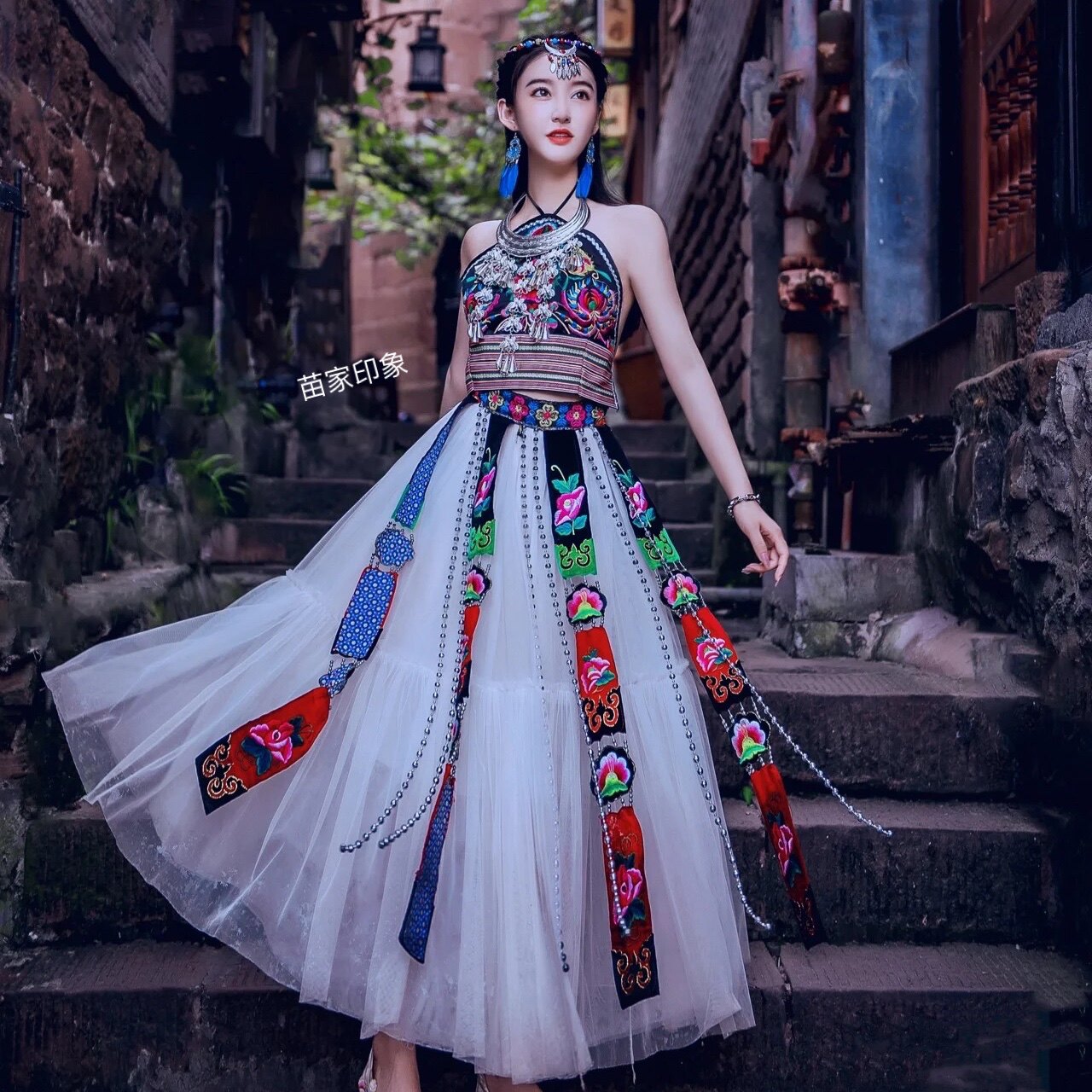 旅拍摄影少数民族服饰女苗族风刺绣肚兜土家族服装长裙影楼写真新