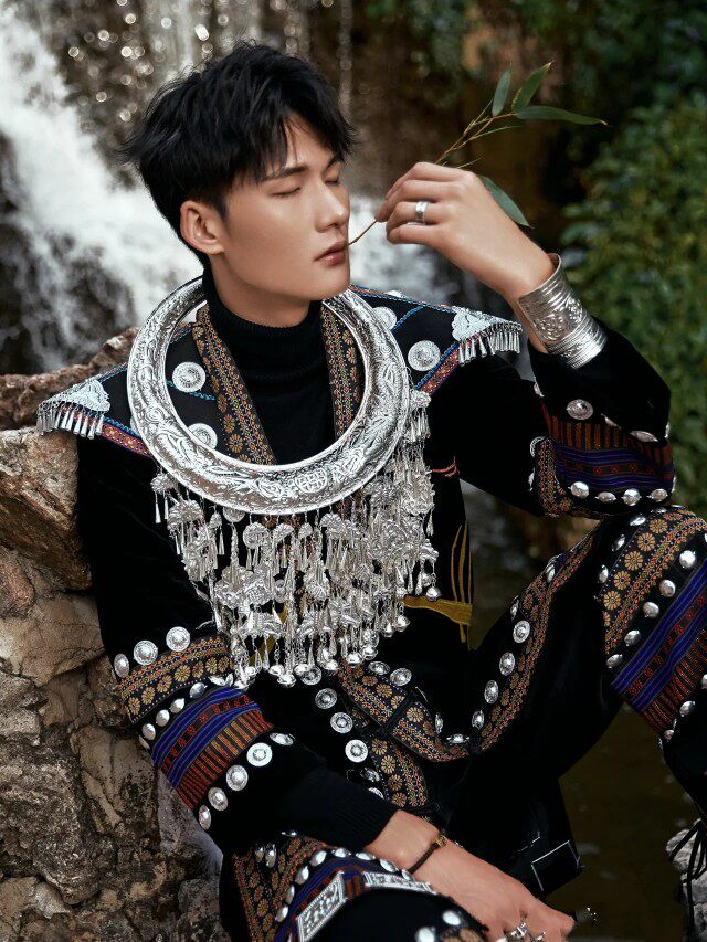 新款苗族服装男土家族壮族高定芦笙服饰舞台演出旅拍写真锦瑟摄影