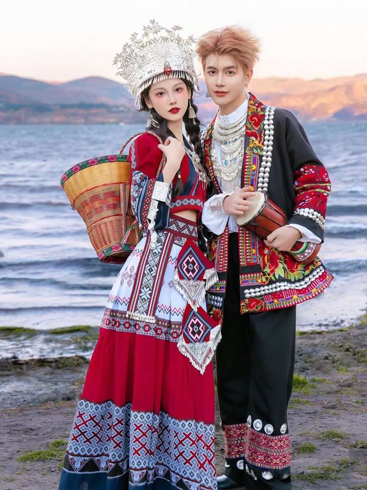 苗族阿卯服装情侣新款云南贵州少数民族婚服土家族民族风旅拍写真