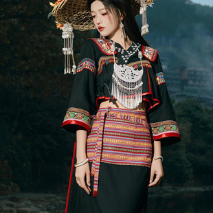 云南布朗族女刺绣套装少数民族风斗笠簪花帽服装刺绣拖尾旅游摄影